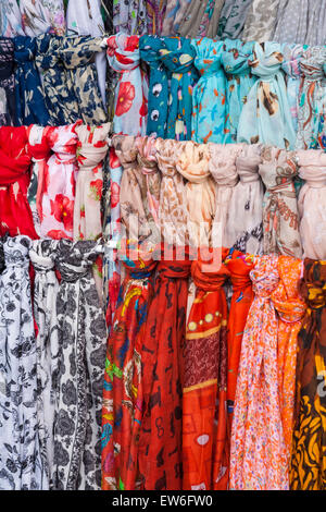 Farbenfrohe Tücher zum Verkauf am Marktstand in Dorchester, Dorset, Großbritannien im Juni - mit Knoten gebunden hängen Stockfoto