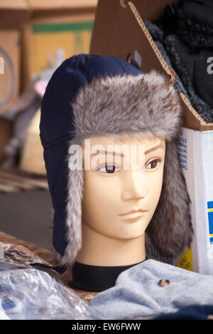 Trapper Hut auf Mannequin am Marktstand in Dorchester, Dorset, Großbritannien im Juni Stockfoto