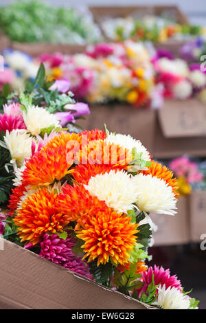 künstlichen Plastikblumen am Marktstand in Dorchester, Dorset, Großbritannien im Juni Stockfoto
