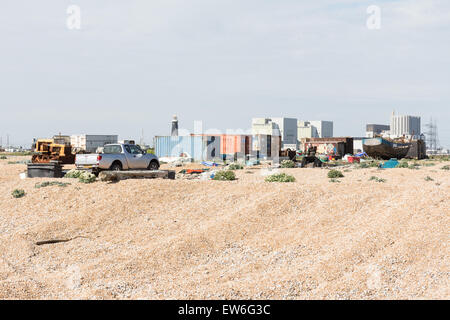 Angelboot/Fischerboot am Strand von Dungeness Kent aufgegeben Stockfoto