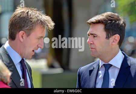 Westminster, London, Großbritannien. 18. Juni 2015. Andy Burnham und seine Anhänger in der Führung der Labour-Partei Kampagne versammeln sich auf College Green, gegenüber dem Parlamentsgebäude. Mit Dan Jarvis, MP für Barnsley Central. Credit: PjrNews/Alamy leben Nachrichten Stockfoto