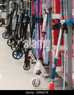 Berlin, Deutschland. 18. Juni 2015. Einige Roller sind auf dem Display in der ersten Verzweigung der französischen Sportartikelhersteller Decathlon in Berlin, Deutschland, 18. Juni 2015. Foto: PAUL ZINKEN/Dpa/Alamy Live News Stockfoto