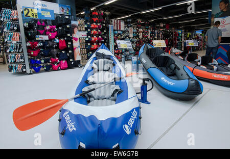 Berlin, Deutschland. 18. Juni 2015. Boote sind auf dem Display in der ersten Verzweigung der französischen Sportartikelhersteller Decathlon in Berlin, Deutschland, 18. Juni 2015. Foto: PAUL ZINKEN/Dpa/Alamy Live News Stockfoto