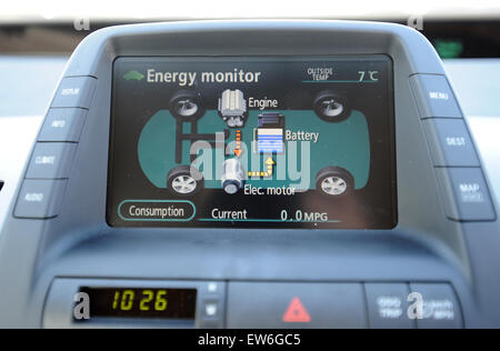 2008 Toyota Prius Hybrid-Auto, 2. Generation, Bildschirm zeigt der Energiemonitor des Konsums und der Schöpfung Stockfoto