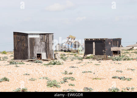 Verlassene Fischerboot und Fischer Hütte am Strand von Dungeness Kent Stockfoto