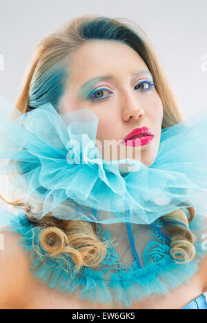 Schöne Frau in blauen Kragen Stockfoto