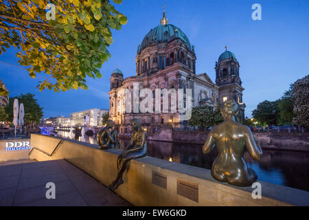 Drei Mädchen und ein Junge, Skulpturen von Wilfried Fitzenreiter, Spree Riverside, Kuppel, Kathdral, Berlin Stockfoto