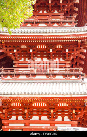 Nahaufnahme der dreistöckigen Pagode am Saikokuji-Tempel in Onomichi, Japan. Erztekturales Detail des kunstvollen Holzwerks. Stockfoto