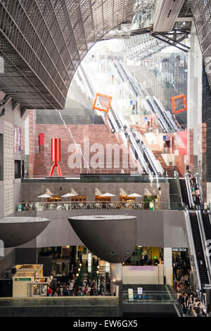 Kyoto-Station, Beispiel für japanische moderne Architektur von Hiroshi Hara. Innenansicht eines Stationsendes mit 12 Stufen und Rolltreppen. Stockfoto