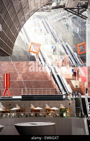 Kyoto-Station, Beispiel für japanische moderne Architektur von Hiroshi Hara. Innenansicht eines Stationsendes mit 12 Stufen und Rolltreppen. Stockfoto