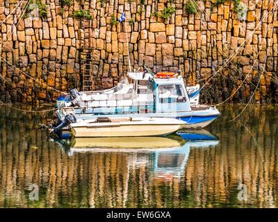 reflektierte festmachen von zwei Boote im Quay in Irland. Stockfoto