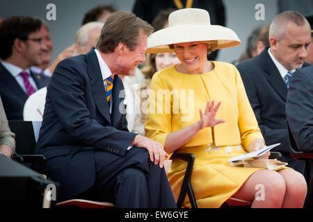 Königin Mathilde von Belgien und Großherzog Henri von Luxemburg beim offiziellen Festakt im Rahmen der Zweihundertjahrfeier Feierlichkeiten für die Schlacht von Waterloo, Belgien 18. Juni 2015. Am 19. und 20. Juni 2015, einige 5000 Re-enactment, 300 Pferde und 100 Kanonen wi Stockfoto