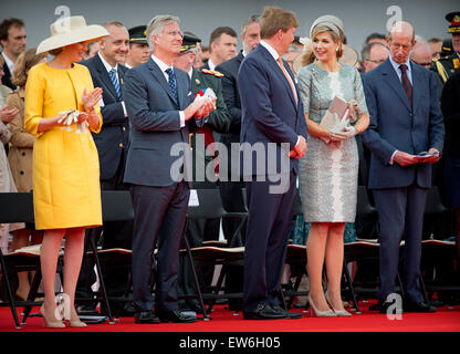 King Willem-Alexander (C) und Königin Maxima (2. R) der Niederlande und König Philippe (2 L) mit Königin Mathilde von Belgien und Prinz Edward von Kent beim offiziellen Festakt im Rahmen der Zweihundertjahrfeier Feierlichkeiten für die Schlacht von Waterloo, Belgien Stockfoto