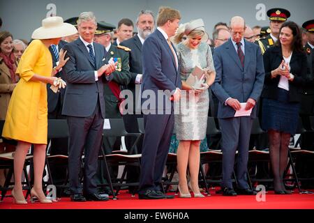 König Willem-Alexander (3. L) und Königin Maxima (4 L) der Niederlande und König Philippe (2 L) mit Königin Mathilde von Belgien und Prinz Edward von Kent beim offiziellen Festakt im Rahmen der Zweihundertjahrfeier Feierlichkeiten für die Schlacht von Waterloo, Belg Stockfoto