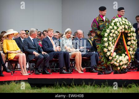 King Willem-Alexander (C) und Königin Maxima (4 L) der Niederlande und König Philippe (2 L) mit Königin Mathilde von Belgien und Prinz Edward von Kent beim offiziellen Festakt im Rahmen der Zweihundertjahrfeier Feierlichkeiten für die Schlacht von Waterloo, Belgien Stockfoto