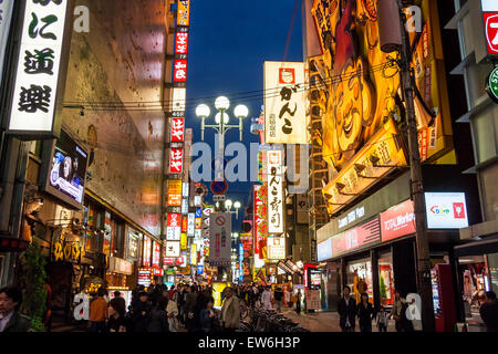 Nachtzeit im Gebiet Dotonbori in Osaka. Blick auf die belebte Haupteinkaufsstraße mit dem Ebisu Plaza auf einer Seite. Viele beleuchtete Neonschilder. Stockfoto