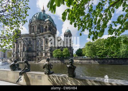 Drei Mädchen und ein Junge, Skulpturen von Wilfried Fitzenreiter, Spree Riverside, Dom, Kathedrale, Berlin Stockfoto