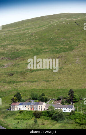 Eine Reihe von Häusern auf einem Hügel in der Nähe von Moel Y Nant in South Wales UK Stockfoto