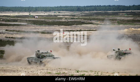 Sagan, Polen. 18. Juni 2015. Leopard 2-Panzer machen ihren Weg über eine militärische Übungsgelände während der ersten "Edle Jump" Manöver nach der Neuerrichtung der NATO-Truppen in der Nähe von Sagan, Polen, 18. Juni 2015. Die NATO sehr hohe Bereitschaft Gemeinschaftsaufgabe Fo Stockfoto