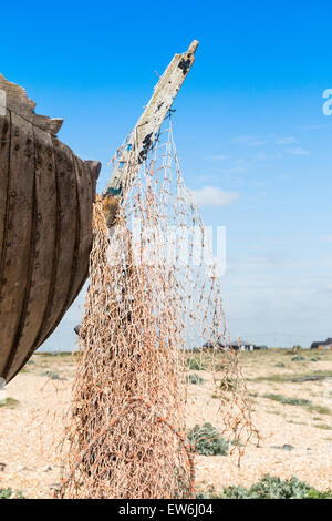 Angelboot/Fischerboot am Strand von Dungeness Kent aufgegeben Stockfoto