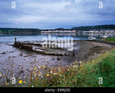 Sieben Schwestern Wrack in 1950er Jahren Schiefer, neben Moel y Don Slipway, Anglesey mit Menai Strait & Y Felinheli (Port Dinorwic) transport verwendet darüber hinaus. Stockfoto