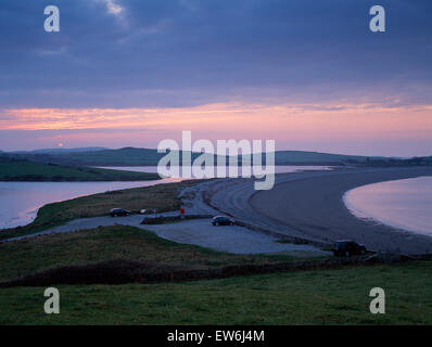 Cemlyn Bay, Anglesey, halbmondförmige Schindel Bar & brackige Lagune von frischem Wasser gespeist: eine nationale Natur-Reserve, die im Besitz des National Trust. Stockfoto