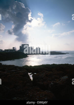 Kernkraftwerk Wylfa suchen SW vom Isle of Anglesey Küstenweg auf Wylfa Kopf lokalen Naturschutzgebiet. Reaktor 2 heruntergefahren 2012, R1 2015. Stockfoto