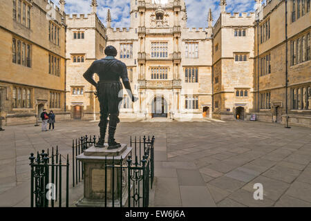 OXFORD CITY der Bodleian Library Innenhof mit Statue von William Herbert 3. Earl of Pembroke Stockfoto