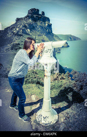 Frau mit einem Touristenteleskop Stockfoto