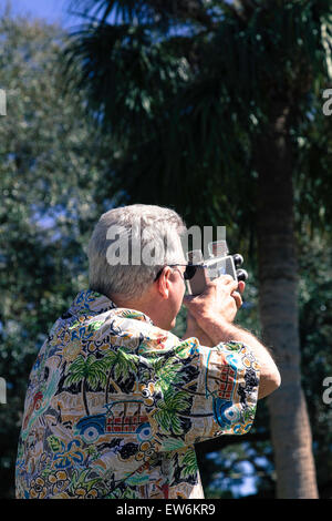 Ältere männliche Touristen Filme mit Vintage Home Film 8mm Filmkamera, Fl, USA Stockfoto