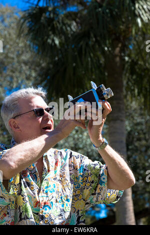 Ältere männliche Touristen Filme mit Vintage Home Film 8mm Filmkamera, Fl, USA Stockfoto