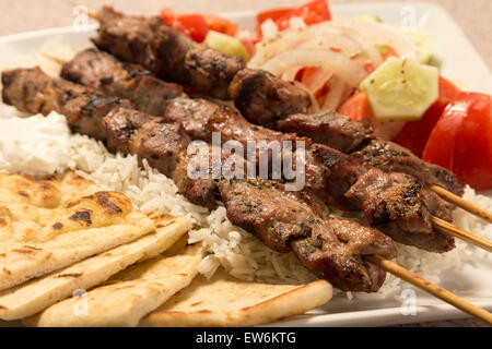 Teller mit griechischen Essen Stilleben Stockfoto