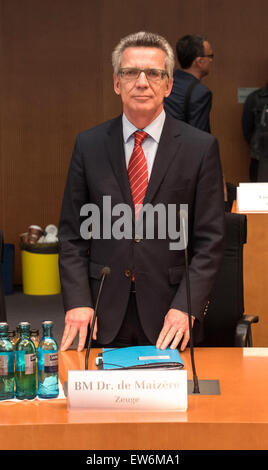 Berlin, Deutschland. 18. Juni 2015. German Interior Minister Thomas de Maiziere (C) besucht ein Treffen der NSA-Untersuchungsausschuss des Deutschen Bundestages in Berlin, Deutschland, 18. Juni 2015. Er war der Chef des Stabes des Bundeskanzleramtes ab 2005 Stockfoto