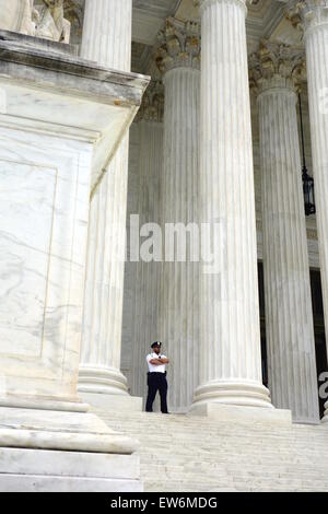 Sicherheitsexperte außerhalb der oberste Gerichtshof in Washington Dc Stockfoto