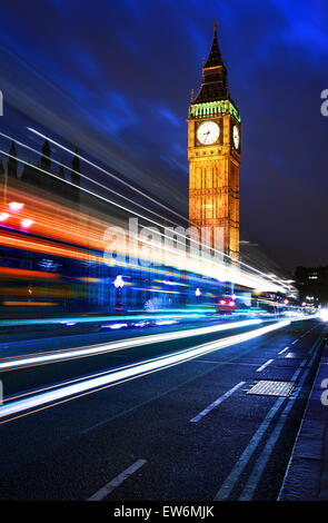 Big Ben, eines der bekanntesten Symbole von London und England, wie in der Nacht und die Lichter der Autos Passi gezeigt Stockfoto