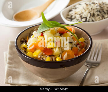 Ein Reisgericht mit Mais, Paprika, Karotte und Apfel Stockfoto