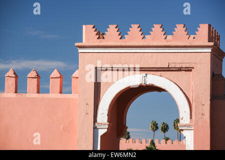 Tor im Kasbah-Gebiet im Süden der ummauerten Medina von Marrakesch / Marokko, Afrika. Stockfoto