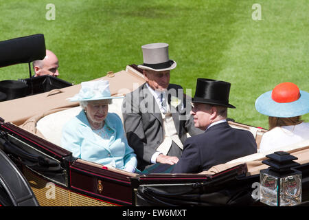 Ascot, Berkshire, UK. 18. Juni 2015. Ihre Majestät Königin Elizabeth war Ccompanied durch seine königliche Hoheit Prinz Philip, Prinz Andrew und Prinzessin Eugenie in eine königliche Prozession in Ascot auf Ladies Tag Kredit: Amer Ghazzal/Alamy Live-Nachrichten Stockfoto