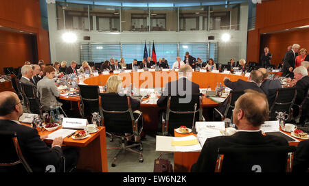 Berlin, Deutschland. 18. Juni 2015. Bundeskanzlerin Angela Merkel eröffnet die Konferenz des deutschen Staates Premieren in Berlin, Deutschland, 18. Juni 2015. Foto: WOLFGANG KUMM/Dpa/Alamy Live News Stockfoto