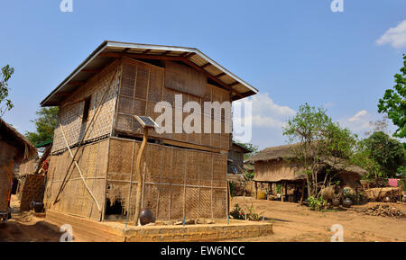 Ein einzelnes Solarpanel liefert grundlegende Strom für Wohnung wie z. B. für ein paar Lichter Lampen nur im Dorf am See Lnle Burma Stockfoto