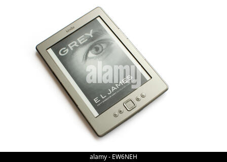 Grau - Fifty Shades of Grey erzählt von Christian - geschrieben von E L James in einen Kindle gezeigt Stockfoto