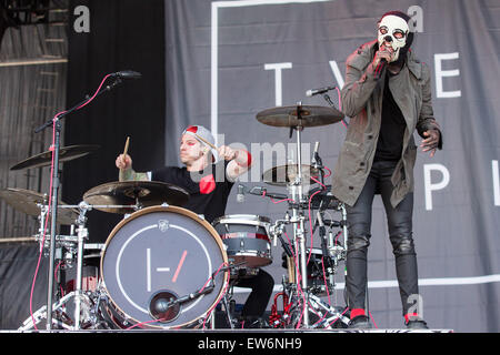 14. Juni 2015 - Manchester, Tennessee, USA - Schlagzeuger JOSH DUN und TYLER JOSEPH von zwanzig einen Piloten führen Sie live auf der Bühne am Bonnaroo Arts and Music Festival in Manchester, Tennessee (Credit-Bild: © Daniel DeSlover/ZUMA Draht) Stockfoto