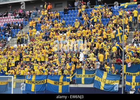 Olomouc, Tschechische Republik. 18. Juni 2015. Fans des schwedischen Teams während UEFA European U21-Fußball-EM-Gruppe B Spiel Italien gegen Schweden in Olomouc, Tschechische Republik, 18. Juni 2015. © Ludek Perina/CTK Foto/Alamy Live-Nachrichten Stockfoto