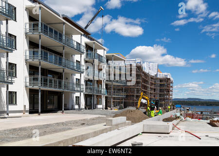 Fornebu, Oslo, Norwegen, 15. Juni 2015. Bauarbeiter Bau von Luxuswohnungen auf dem Fjord. Die Gegend um den alten Getraenke Stockfoto