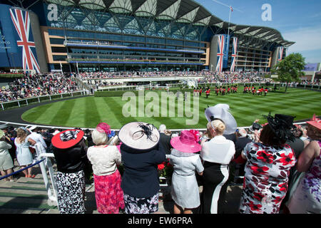 Ascot, Berkshire, UK. 18. Juni 2015. Große Menschenmengen besuchen Royal Ascot auf Ladies Tag Kredit: Amer Ghazzal/Alamy Live-Nachrichten Stockfoto