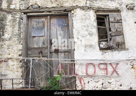 Ein altes verfallenes Haus fand in einem kleinen Dorf Kalo Chorio unweit Aposelemi Schlucht, Crete. Stockfoto