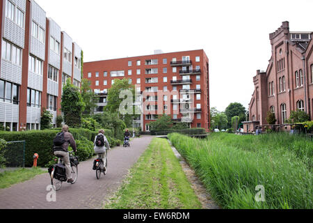 Eine Fußgänger- und Radweg in GWL-Terrein, eine autofreie Wohnsiedlung in Amsterdam.