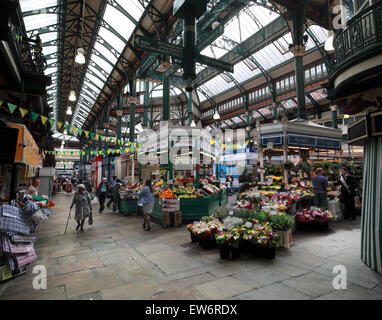 Traditionellen shopping - Obst und Gemüse Stände in Leeds Kirkgate Market. Stockfoto