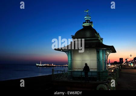 Dämmerung Himmel hinter der Madeira heben, Marine Parade, Brighton. Pier im Hintergrund beleuchtet. Stockfoto