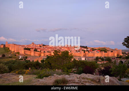 Sonnenuntergang mit Blick auf die mittelalterliche Stadt Avila, Spanien Stockfoto